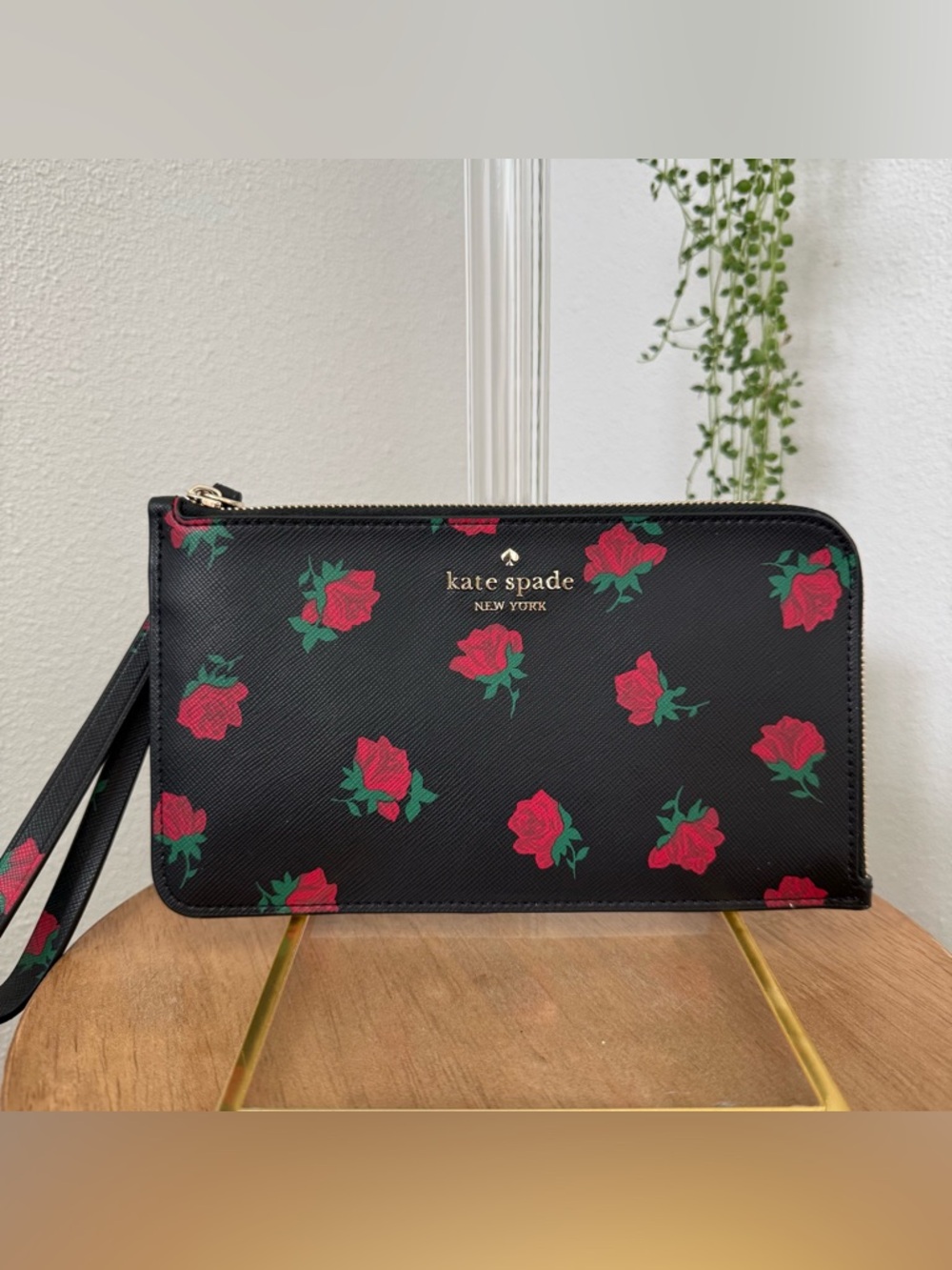 kate spade Black Rose Print Zip Wristlet Lucy ditsy rose toss